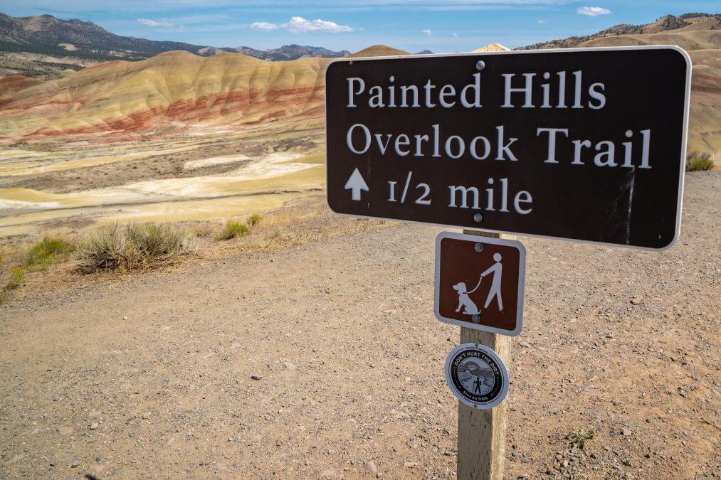 Sign for the Painted Hills Overlook Trail in John Day Fossil Beds National Monument